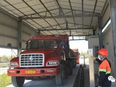 我廠地磅檢斤班的女將不畏艱難 年檢磅重達數(shù)十萬噸